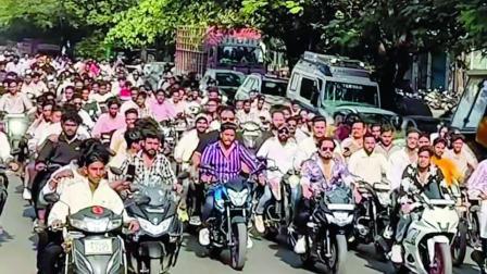 રીલ બનાવવા ટોળામાં ટૂ-વ્હીલર પર નીકળેલા યુવાનો.