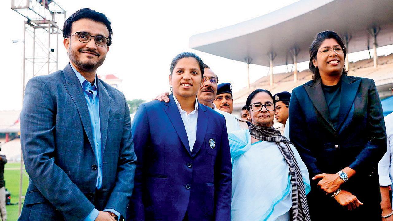 ઈન્ડન ગાર્ડન્સમાં સન્માન સમારોહ દરમ્યાન સૌરવ ગાંગુલી, રિચા ઘોષ, મમતા બૅનરજી અને ઝુલન ગોસ્વામી
