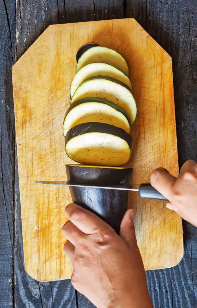 રીંગણ સમારતી વખતે કાળાં ન પડે એ માટે શું કરવું?