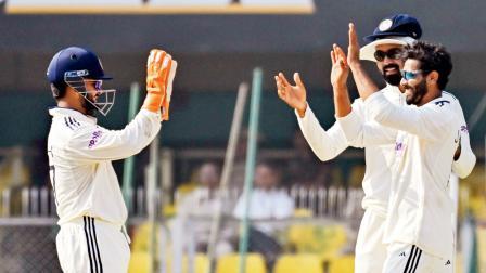 ગઈ કાલે રવીન્દ્ર જાડેજાએ ચાર વિકેટ લીધી હતી. તેના સિવાય બીજા કોઈ જ બોલર પ્રભાવ પાડી શક્યા નહોતા.