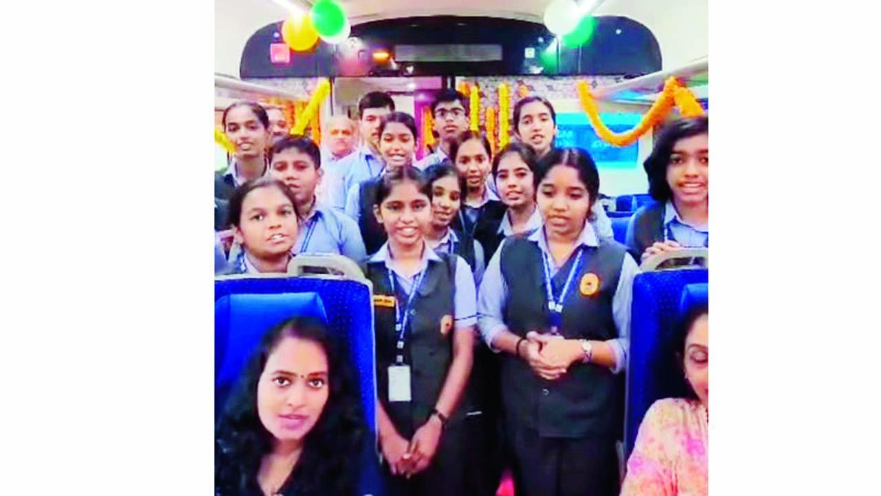 RSSનું ગણગીત ગાવા બદલ થયેલા વિવાદ વિશે સરસ્વતી વિદ્યાનિકેતન પબ્લિક સ્કૂલના પ્રિન્સિપાલે નરેન્દ્ર મોદીને પત્ર લખીને સ્પષ્ટીકરણ આપ્યું હતું