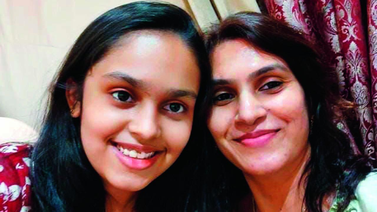 દીકરી હેલી સાથે મમ્મી શીતલ મોમાયા.
