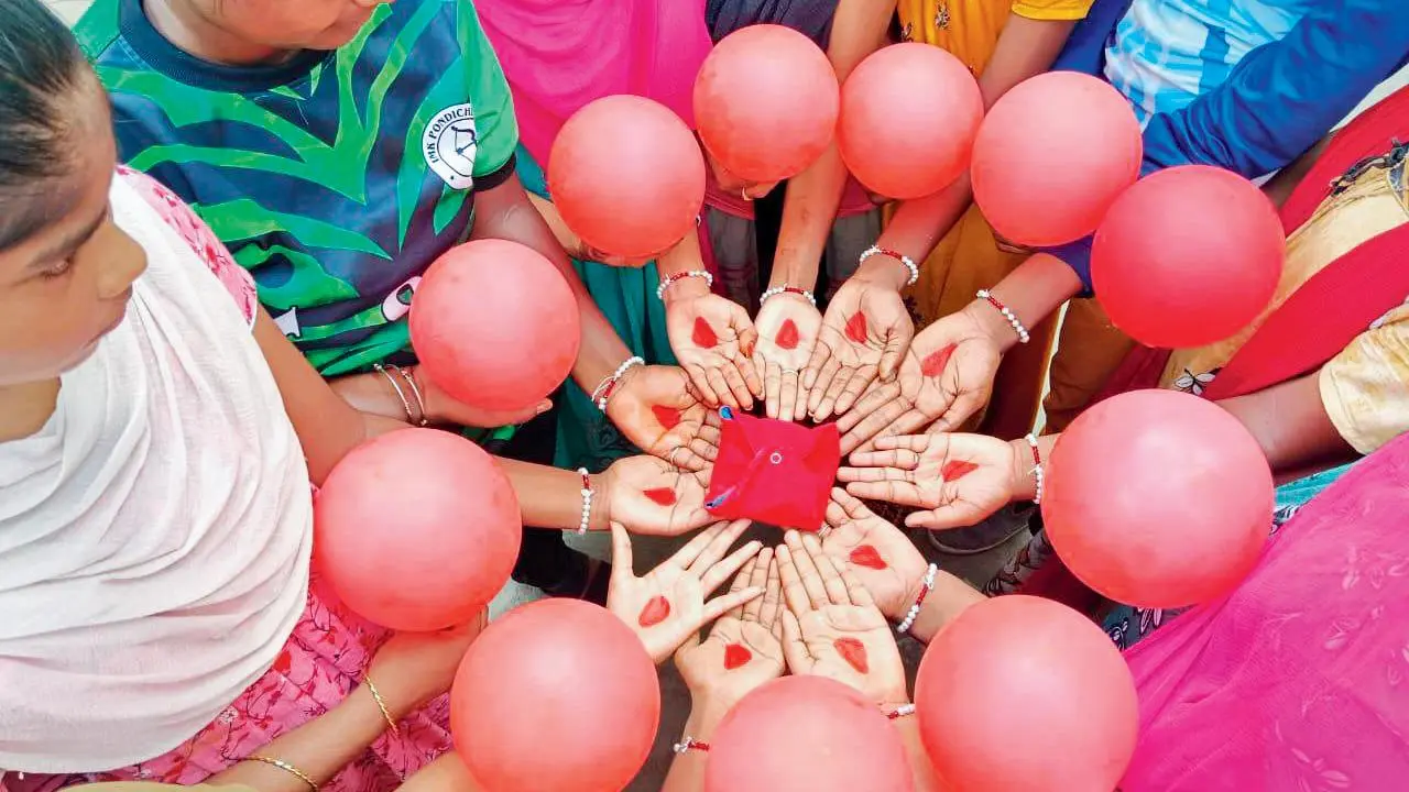 નૉન-બાયોડિગ્રેડેબલ સૅનિટરી પૅડ્સના વિકલ્પ તરીકે રીયુઝેબલ પૅડ્સ અને મેન્સ્ટ્રુઅલ કપના ઉપયોગ થકી પ્રદૂષણ અટકાવવા માટે અનેક ગામડાંઓની મહિલાઓ સજ્જ થઈ છે.