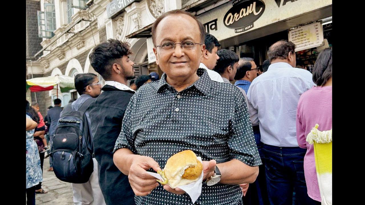 અહીં વડાપાંઉ સાથે તમને તળેલાં મરચાં આપતા નથી