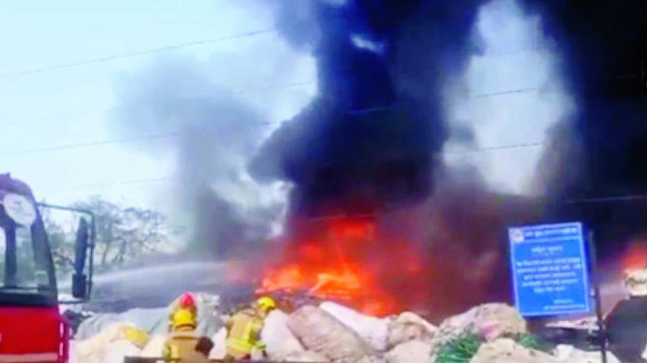 ઐરોલીમાં ભીષણ આગમાં ભંગારનાં પાંચ ગોડાઉન ખાખ