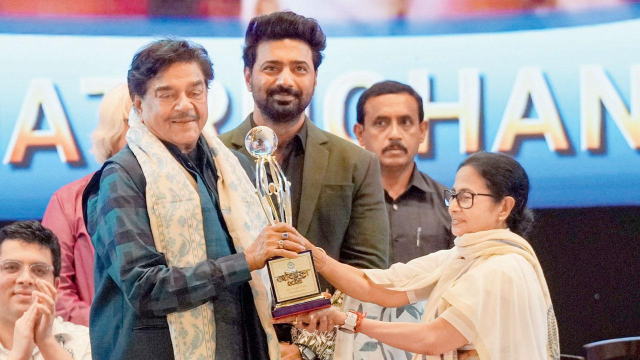 બંગ ભૂષણ અવૉર્ડ શત્રુઘ્ન સિંહાને એનાયત