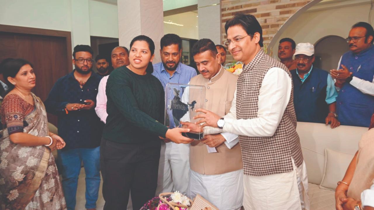 વર્લ્ડ કપ ચૅમ્પિયન રિચા ઘોષના ઘરે પહોંચી તેને સન્માનિત કરી બંગાળના BJPના નેતાઓએ
