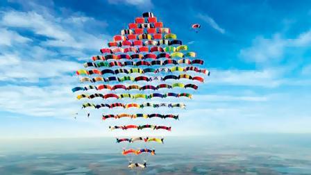 આ સ્કાય ડાઇવરોએ અલગ-અલગ હેલિકૉપ્ટરમાંથી ડાઇવ મારીને આકાશમાં કૅનોપી જેવો શેપ રચ્યો હતો