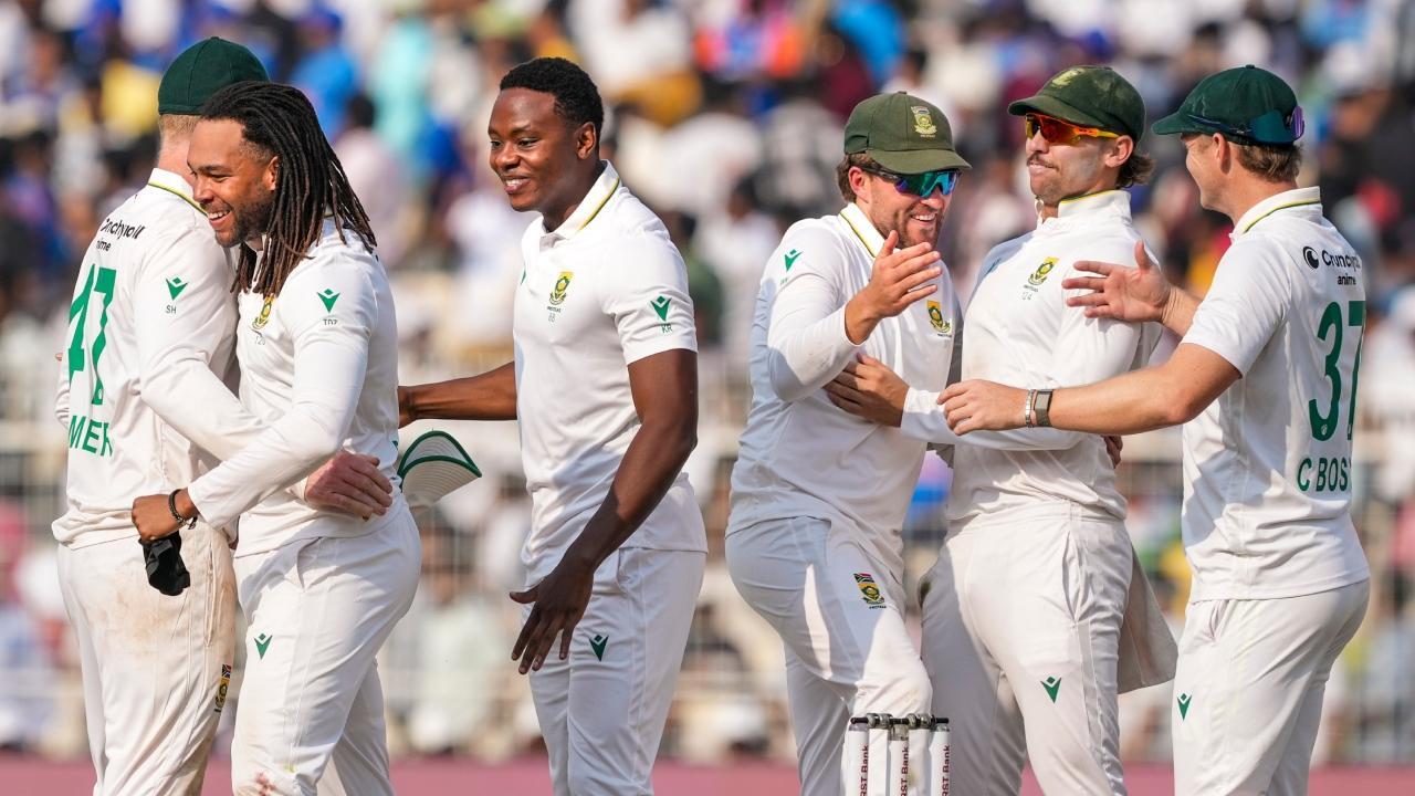 કોલકાતાના ઈડન ગાર્ડન્સ ખાતે ભારત અને દક્ષિણ આફ્રિકા વચ્ચેની શ્રેણીની પ્રથમ ટેસ્ટ ક્રિકેટ મેચના ત્રીજા દિવસે ટીમની જીત બાદ દક્ષિણ આફ્રિકાના ખેલાડીઓ ઉજવણી કરી હતી (તસવીર સૌજન્યઃ પીટીઆઇ)