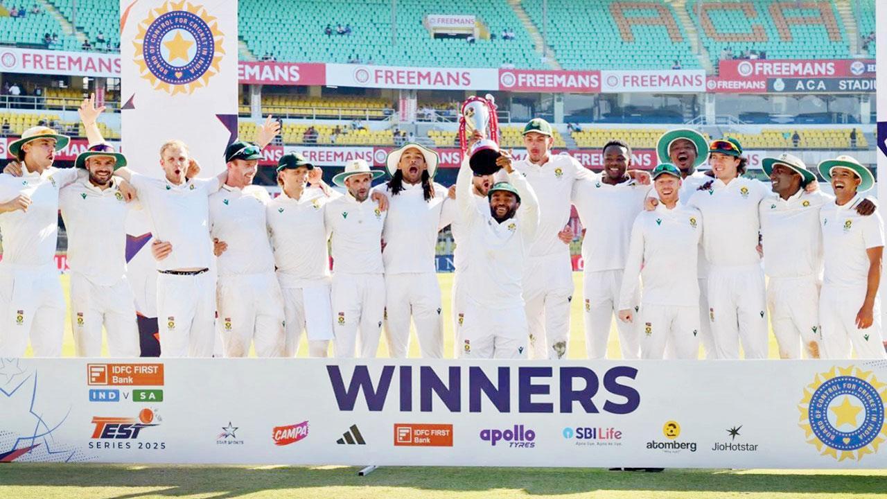 ગઈ કાલે ભારતની ધરતી પર ટેસ્ટ-સિરીઝ ૨-૦થી જીતી ગયા બાદ ટ્રોફી સાથે ખુશખુશાલ સાઉથ આફ્રિકાની ટીમ