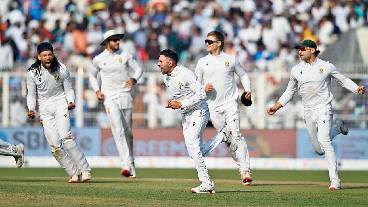 સિરાજની અંતિમ વિકેટ લઈને સ્પિનર કેશવ મહારાજે સાથી-પ્લેયર્સ સાથે ટેસ્ટ-મૅચ જીતવાની શાનદાર ઉજવણી કરી હતી. 