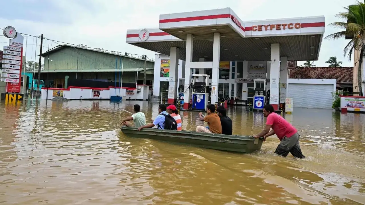 ભારતે પણ શ્રીલંકા માટે સહાય મોકલી છે. (તસવીરો: મિડ-ડે)