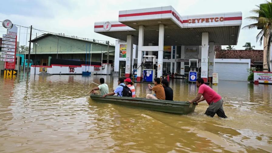 ભારતે પણ શ્રીલંકા માટે સહાય મોકલી છે. (તસવીરો: મિડ-ડે)