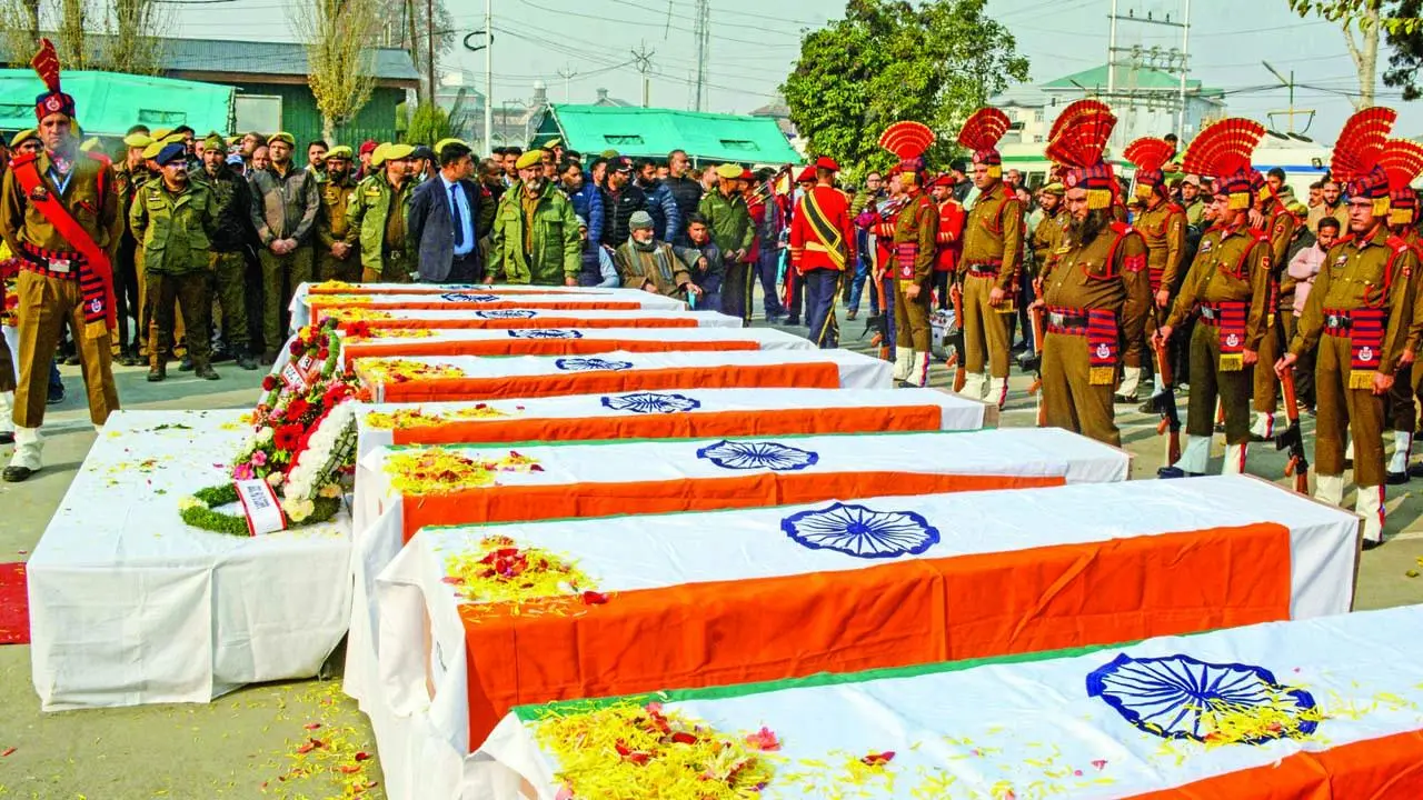 નૌગામ પોલીસ-સ્ટેશનમાં થયેલા આકસ્મિક વિસ્ફોટમાં જીવ ગુમાવનારા લોકોને ગઈ કાલે શ્રીનગરમાં સુરક્ષા જવાનોએ પુષ્પાંજલિ અર્પણ કરી હતી.