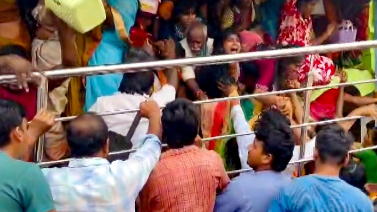 આંધ્ર પ્રદેશના શ્રીકાકુલમ જિલ્લાના કાસીબુગ્ગા ખાતે વેંકટેશ્વર મંદિરમાં નાસભાગની ઘટના બની (તસવીર: એજન્સી)