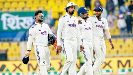 ત્રીજા દિવસની રમતના અંતે કૅપ્ટન રિષભ પંત સહિતના ભારતીય પ્લેયર્સ નિરાશ થઈને પરત ફરતા જોવા મળ્યા