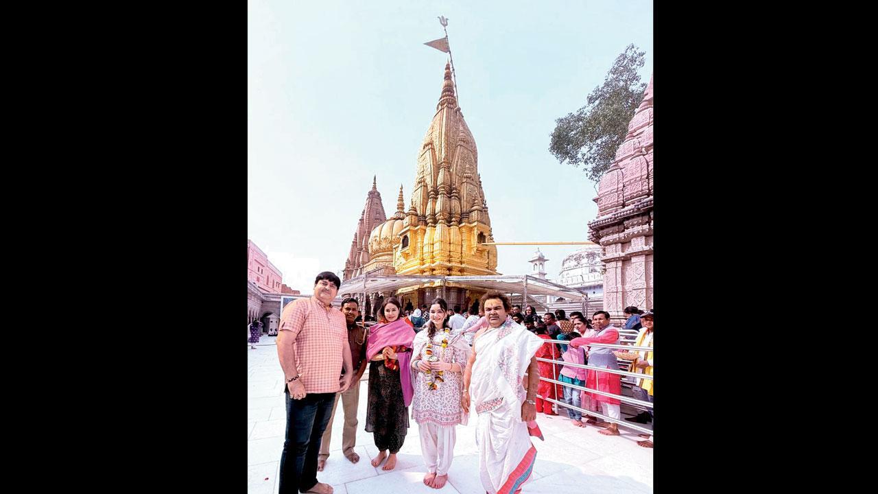 કાશી વિશ્વનાથનાં દર્શન કર્યાં સારા અને અંજલિ તેન્ડુલકરે