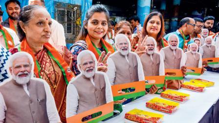 ગઈ કાલે બિહારમાં મળેલી ભવ્ય જીતને BJPની થાણે ઑફિસમાં કાર્યકરોએ અનોખી રીતે ઊજવી હતી