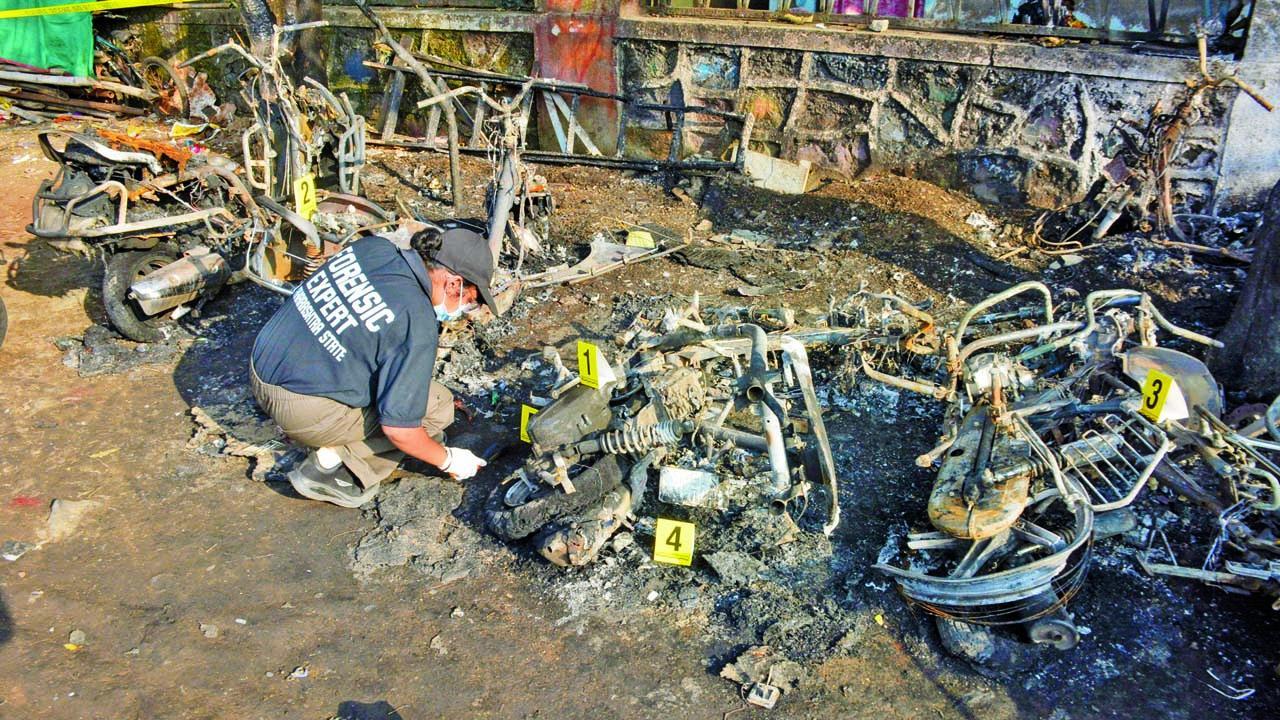 ડિલિવરી-બૉયે ઓપન ગ્રાઉન્ડમાં પાર્ક કરવામાં આવેલાં ૯ ટૂ-વ્હીલરને આગ ચાંપી દીધી હતી