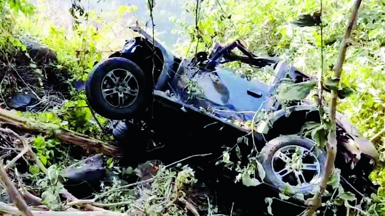 યુવાનોની કાર તામ્હિણી ઘાટમાં ૫૦૦ ફુટ ઊંડી ખીણમાં ખાબકી