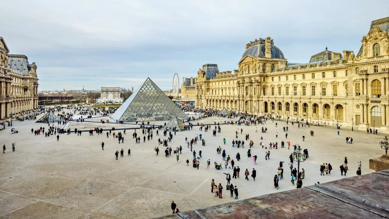 લુવ્ર મ્યુઝિયમમાં રોજ ઓછામાં ઓછા ૨૫,૦૦૦ અને વધુમાં વધુ ૩૫,૦૦૦ વિઝિટર્સ મુલાકાત લે છે.