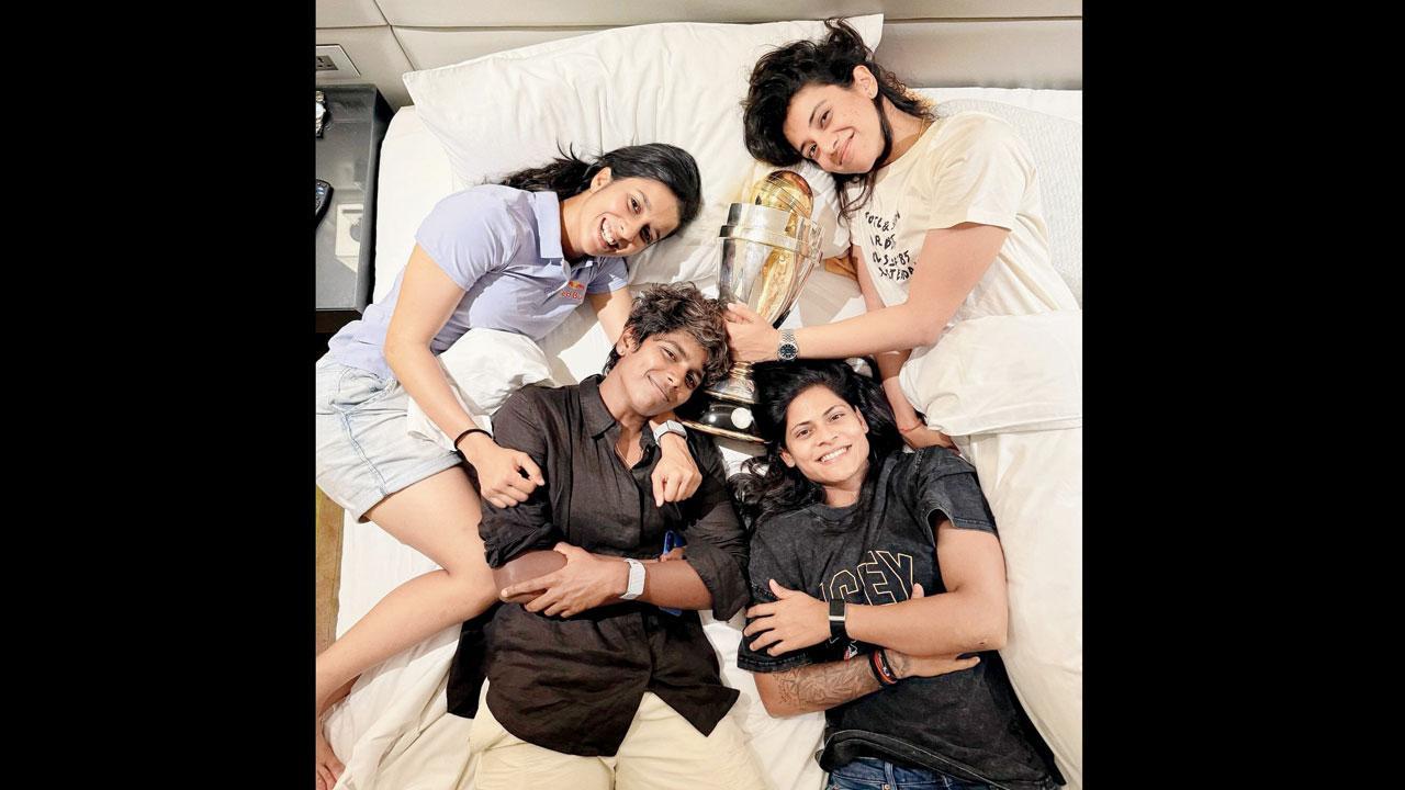 જેમિમા રૉડ્રિગ્સ, સ્મૃતિ માન્ધના, રાધા યાદવ અને અરુંધતી રેડ્ડીએ બેડ પર ટ્રોફી સાથે સૂતા હોય એવો ફોટો સોશ્યલ મીડિયામાં શૅર કરીને કૅપ્શન આપી હતી, ‘શું અમે હજી સપનું જોઈ રહ્યાં છીએ?’