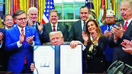 બુધવારે ઓવલ ઑફિસમાં ફન્ડિંગ બિલ પર સાઇન કરીને મીડિયાને દેખાડતા અમેરિકાના પ્રેસિડન્ટ ડોનલ્ડ ટ્રમ્પ.