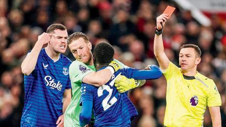 એક જ ટીમના બે ફુટબૉલર મેદાન પર લડ્યા