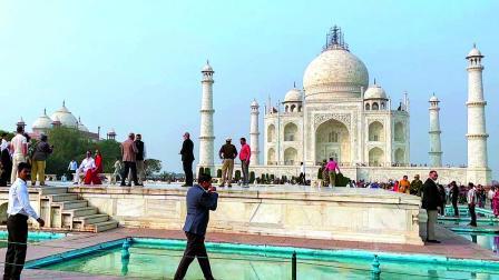 ગઈ કાલે ડોનલ્ડ ટ્રમ્પ જુનિયર ઑલરેડી ભારત આવી ગયા છે અને તેમણે ૪૦ દેશોના ૧૨૬ મહેમાનોના કાફલા સાથે આગરામાં તાજમહલની મુલાકાત લીધી હતી