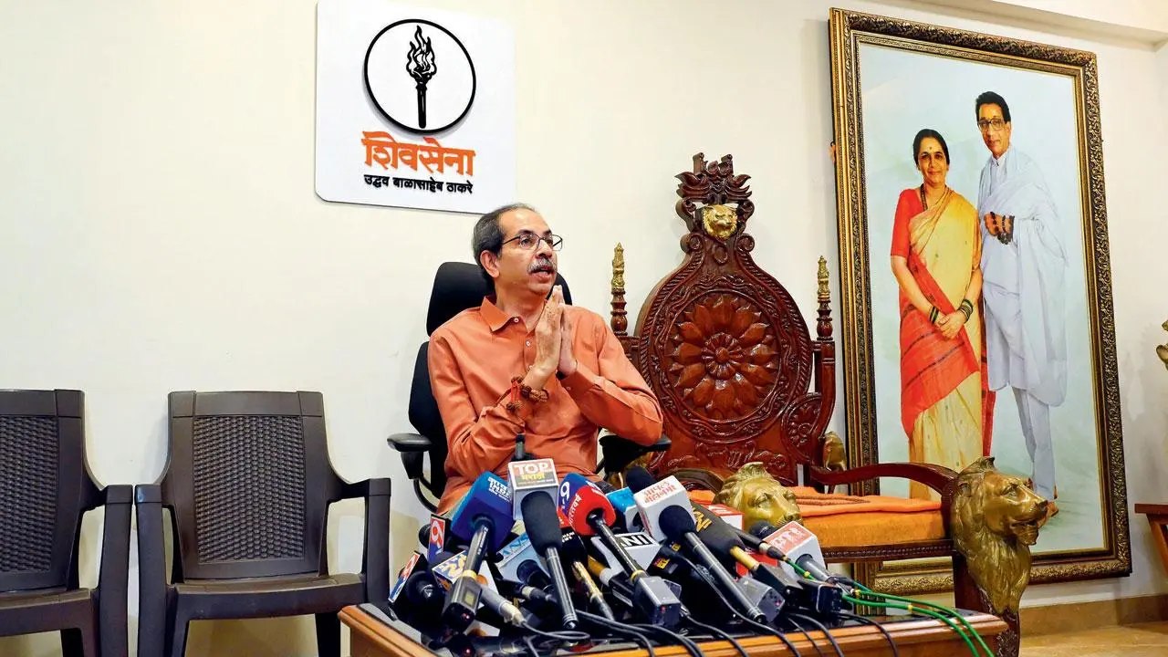 રાજ્યસભામાં વન્દે માતરમ્ બોલવા પર મૂકવામાં આવેલી પાબંદી પર ગઈ કાલે પત્રકારોને  સંબોધી રહેલા શિવસેના (UBT)ના વડા ઉદ્ધવ ઠાકરે (તસવીર : સૈયદ સમીર અબેદી)