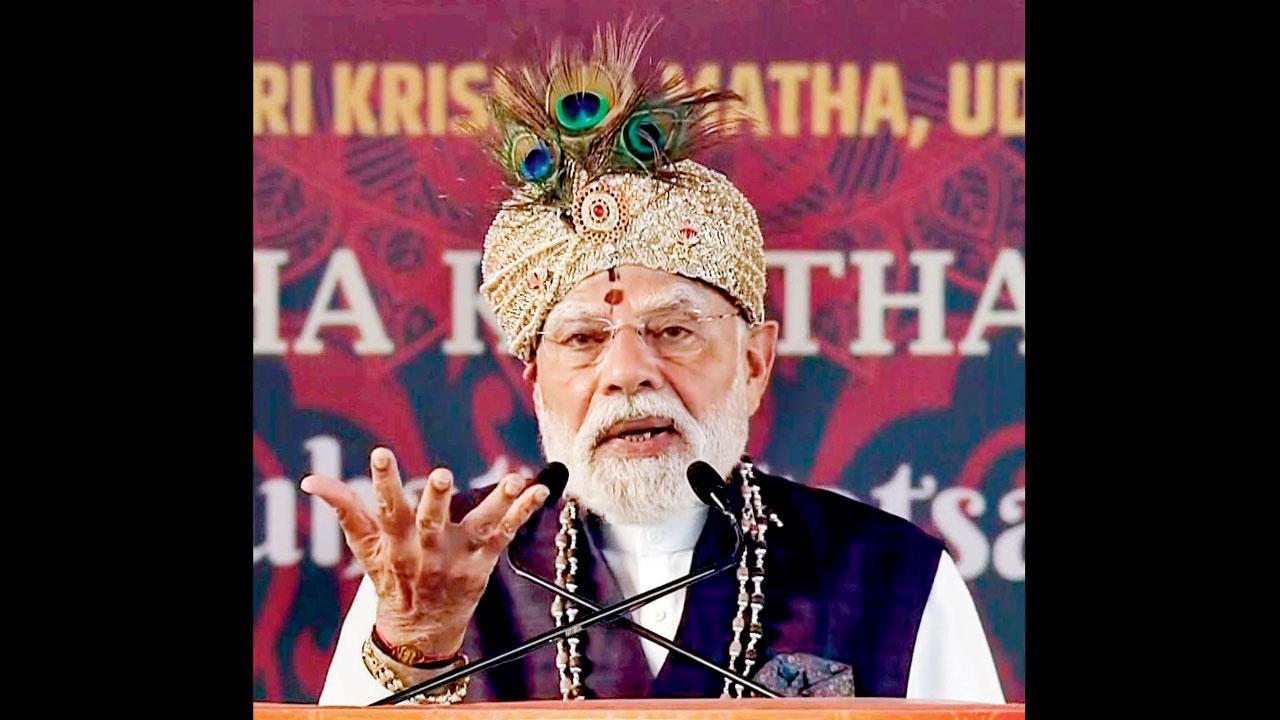 શ્રીકૃષ્ણના રંગે રંગાયેલા મોરપિંચ્છની પાઘડી સાથે નરેન્દ્ર મોદી