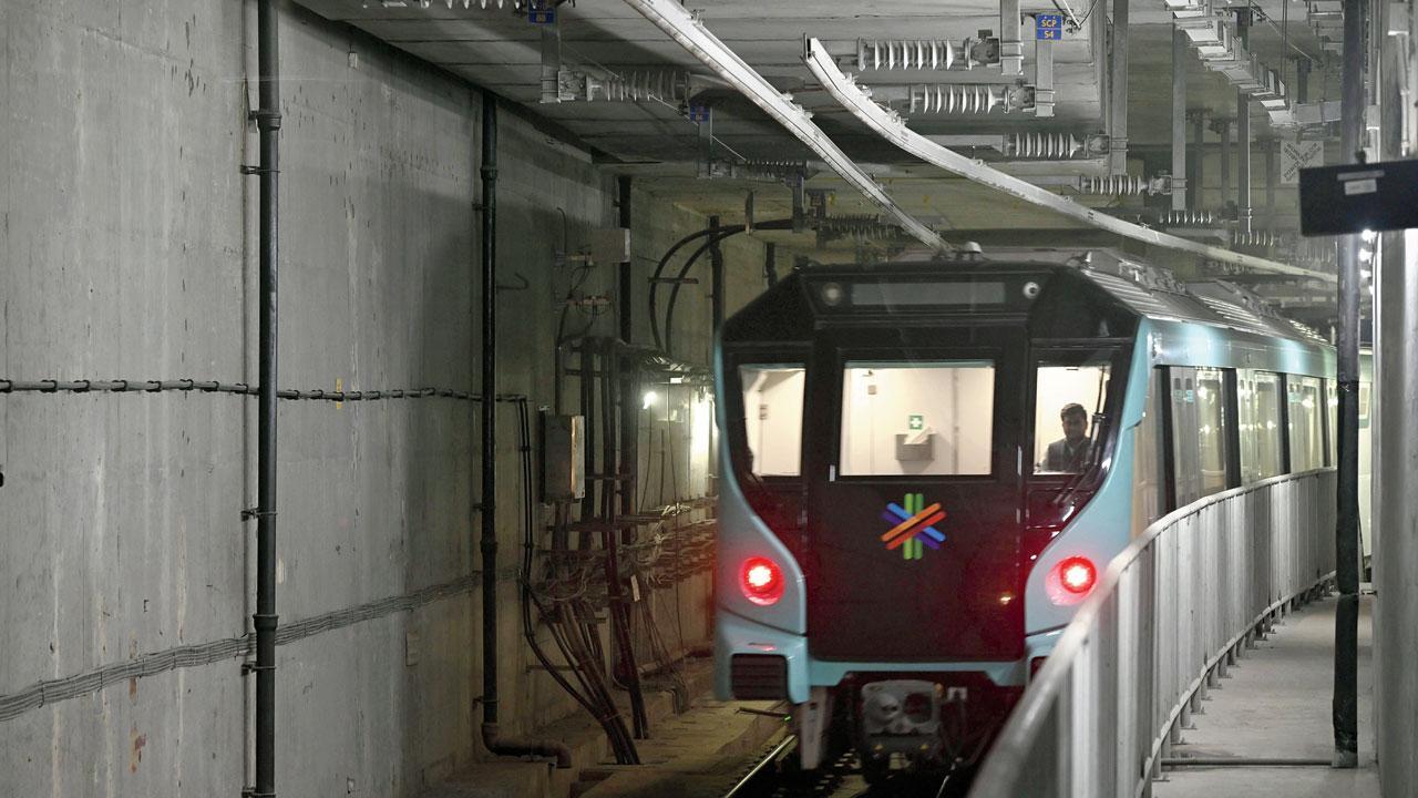 સવારે ૧૦.૩૦ વાગ્યે મેટ્રો 3ની એક રેક સિદ્ધિવિનાયક સ્ટેશનથી થોડે દૂર બંધ થઈ ગઈ હતી