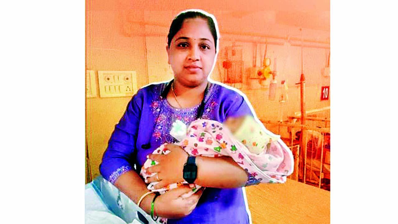 બચાવી લેવાયેલી બાળકી સાથે વર્સોવા પોલીસ-સ્ટેશનનાં મહિલા પોલીસ-કર્મચારી. 