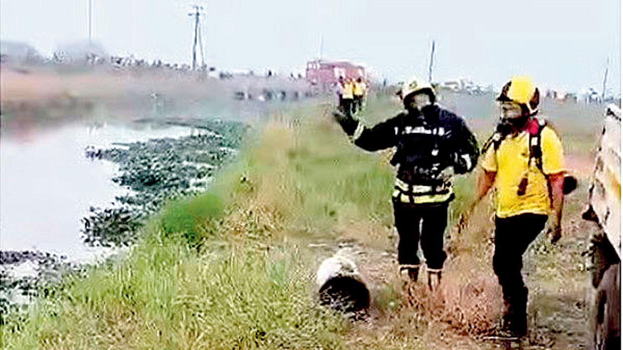 ફાયરમેને લીક થયેલા સિલિન્ડરને નજીકના તળાવમાં ડુબાડીને મોટી દુર્ઘટના ટાળી હતી