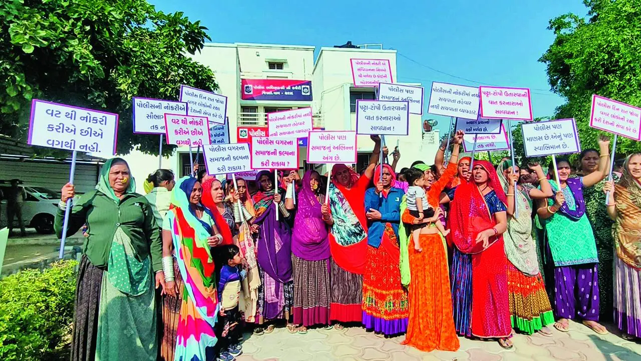 વાવ-થરાદ જિલ્લાના પોલીસ-અધીક્ષકની કચેરી આગળ જિજ્ઞેશ મેવાણીની વિરુદ્ધ પોલીસ-પરિવારની મહિલાઓએ દેખાવો કર્યા હતા.