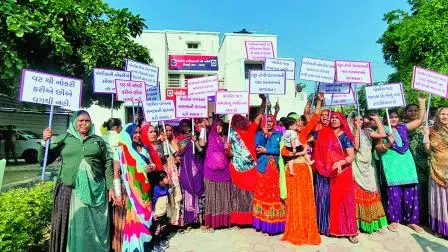 વાવ-થરાદ જિલ્લાના પોલીસ-અધીક્ષકની કચેરી આગળ જિજ્ઞેશ મેવાણીની વિરુદ્ધ પોલીસ-પરિવારની મહિલાઓએ દેખાવો કર્યા હતા.