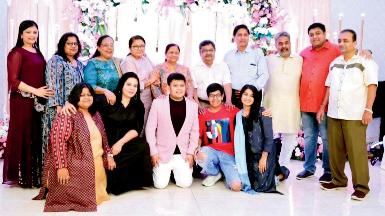 જગજીવન સાવલા ફૅમિલી સાથે.