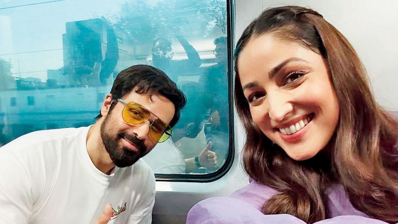 યામી ગૌતમ ધર અને ઇમરાન હાશ્મીએ લોકલ ટ્રેનમાં મુસાફરી કરી