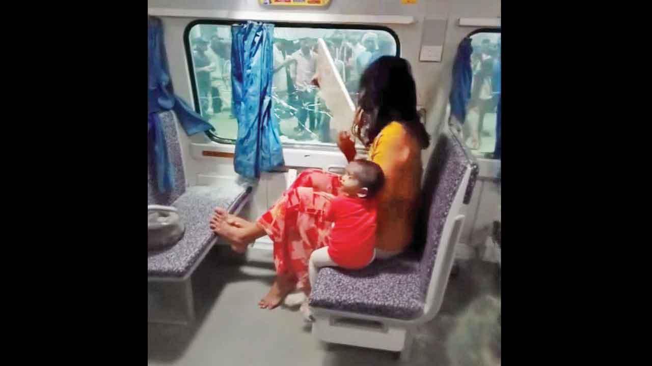 ટ્રેનમાં પર્સ ચોરાઈ ગયું તો મહિલાએ AC કોચની બારીનો કાચ તોડી નાખ્યો