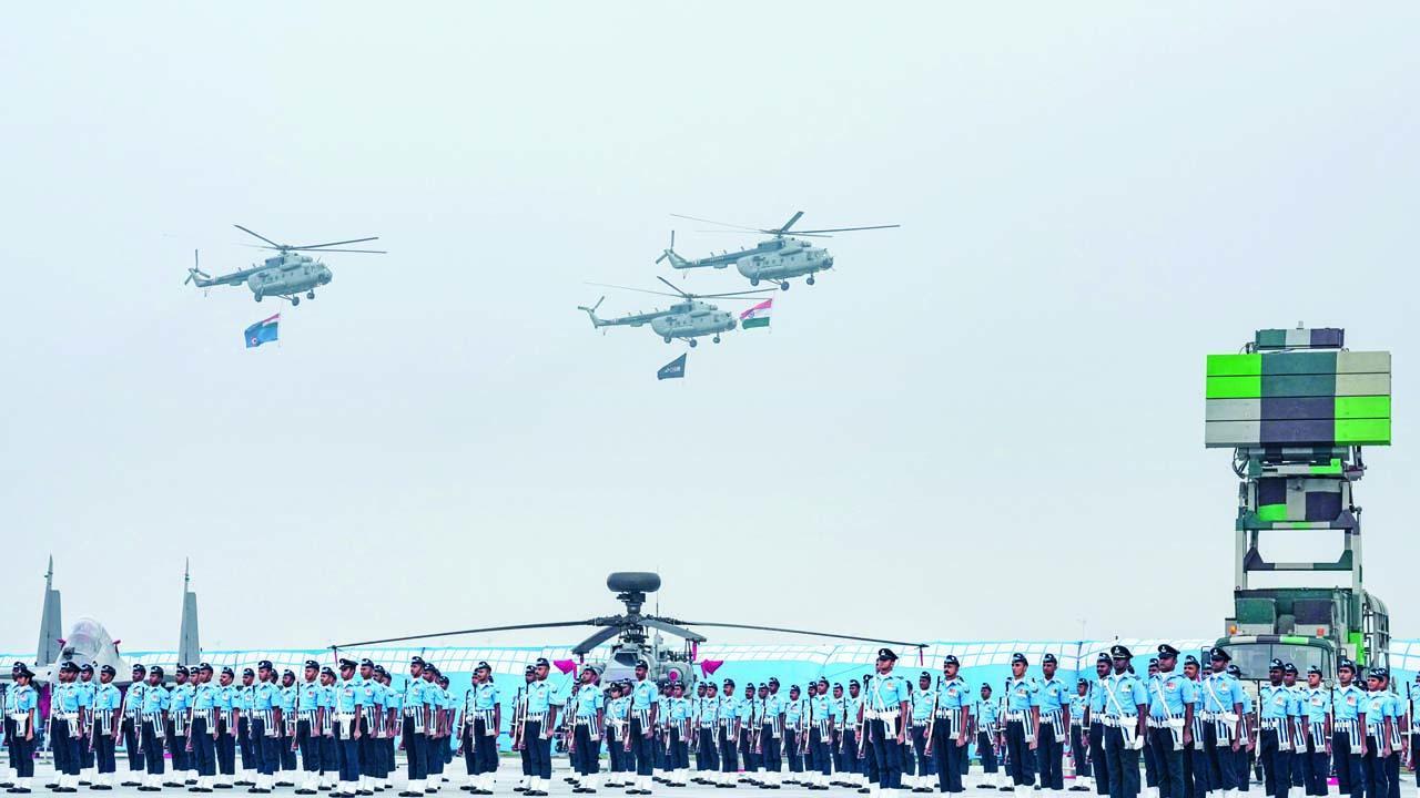 ગઈ કાલે હિંડન ઍરબેઝ પર અત્યાધુનિક હથિયારોનું શૌર્ય-પ્રદર્શન થયું હતું.