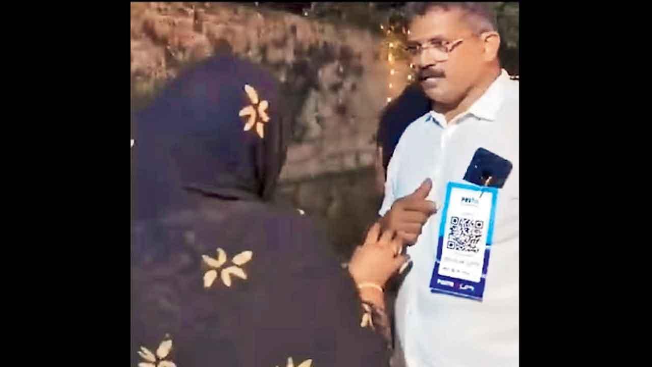 લગ્નમાં મહેમાનો ડિજિટલ આશીર્વાદ આપી શકે એ માટે દુલ્હનના પિતાએ શર્ટમાં જ QR કોડ લગાવી દીધો