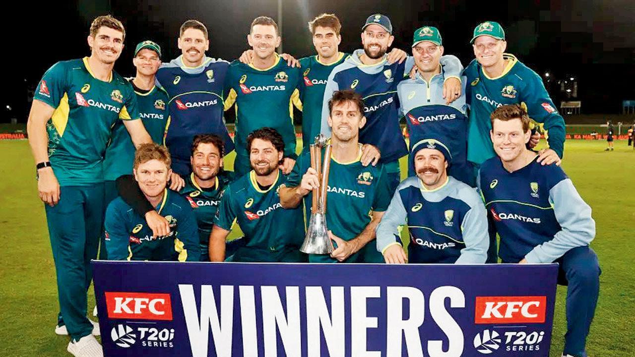 T20 સિરીઝની ટ્રોફી સાથે જીતની ઉજવણી કરતા ઑસ્ટ્રેલિયન પ્લેયર્સ