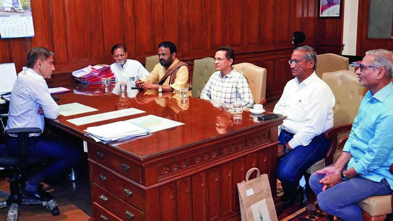 પ્રતિનિધિમંડળે લોકોને ત્રાસ ન થાય એ રીતે કબૂતરખાનાં માટે વૈકલ્પિક જગ્યા આપવાની માગણી BMCને કરી હતી.