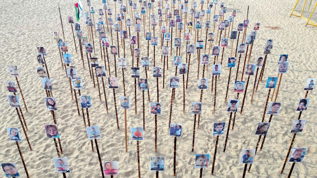 મૃત્યુ પામેલાં લગભગ ૨૦૦ બાળકોના ફોટો સાથે શ્રદ્ધાંજલિ આપતું પ્રતીકાત્મક ઇન્સ્ટૉલેશન