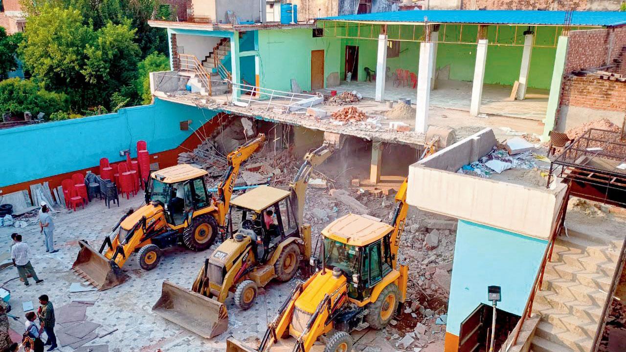 બરેલીમાં અચાનક ફાટી નીકળેલાં રમખાણો પછી ઉત્તર પ્રદેશના મુખ્ય પ્રધાન યોગી આદિત્યનાથે થથરાવી નાખે એવાં કડક પગલાં લીધાં છે