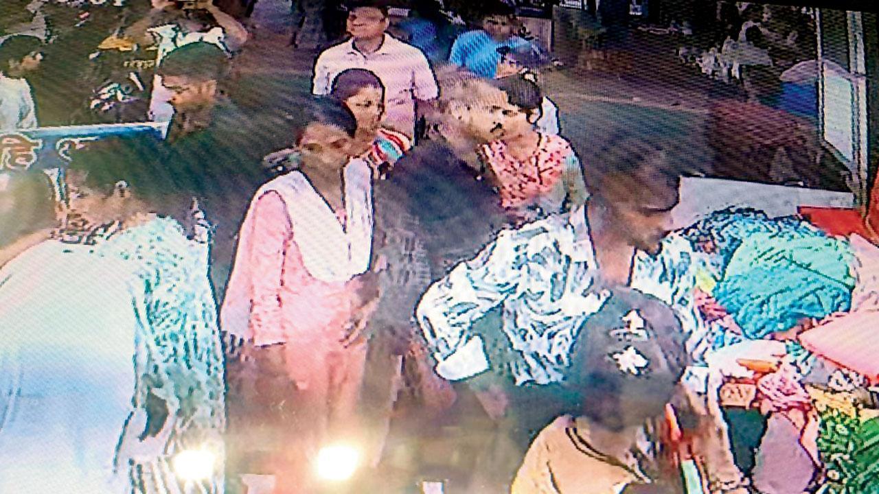 માર્કેટમાં ચોરી કરતી વખતે મા-દીકરી અને પુત્રવધૂની તસવીર CCTV કૅમેરામાં ઝિલાઈ ગઈ હતી