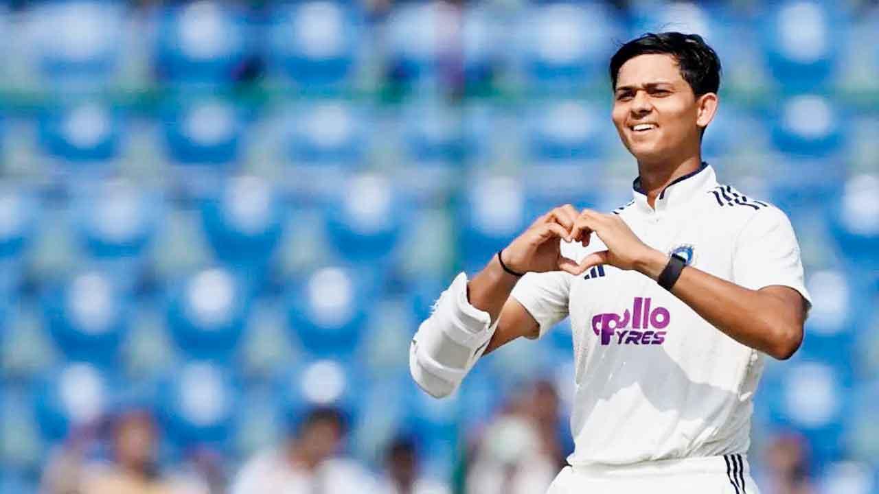 યશસ્વી જાયસવાલે સદી ફટકાર્યા બાદ દિલની સાઇન સાથે સેલિબ્રેશન કર્યું હતું. તે ૧૭૩ રન પર નૉટઆઉટ છે.