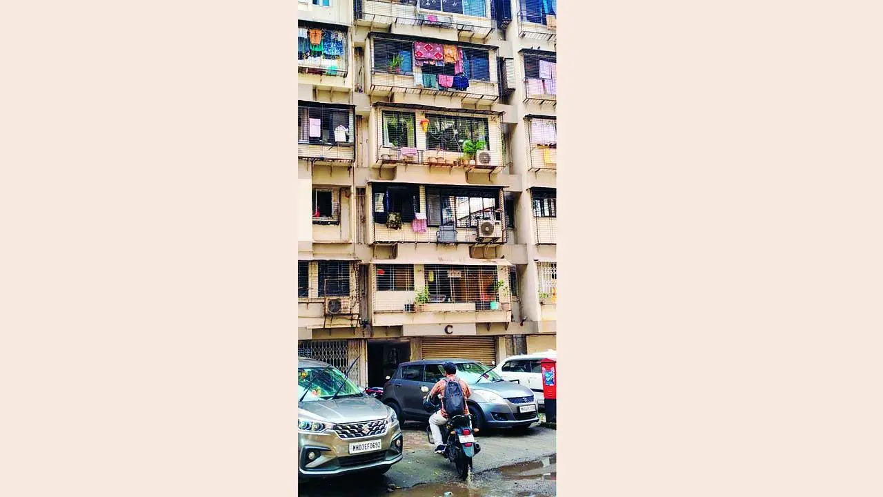 વર્ધમાનનગરની C વિંગમાં આવેલા ફ્લૅટમાં ચોરી થઈ હતી.