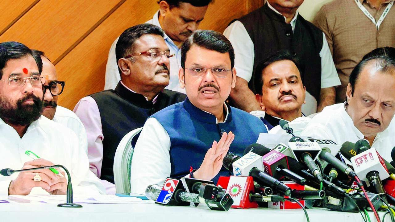 મુખ્ય પ્રધાન દેવેન્દ્ર ફડણવીસે બન્ને નાયબ મુખ્ય પ્રધાન એકનાથ શિંદે અને અજિત પવારની હાજરીમાં અસરગ્રસ્ત ખેડૂતો માટે રાહત ભંડોળની જાહેરાત કરી હતી. તસવીર: સૈયદ સમીર અબેદી