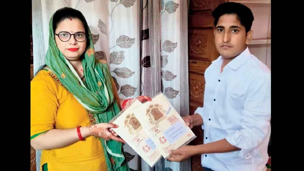 લગ્નની પહેલી કંકોતરી ગણેશજીને નહીં, મોદીજી અને યોગીજીને મોકલી